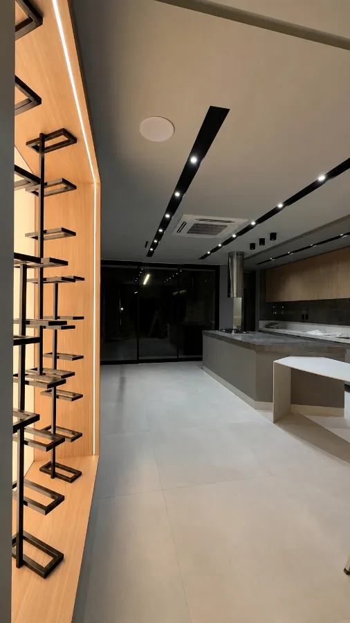Sala íntima com sofá curvo e parede texturizada